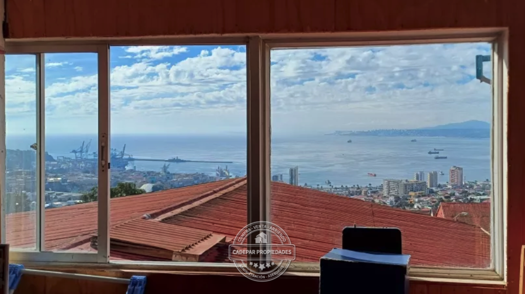 VENDE AMPLIA CASA  EN VALPARAISO