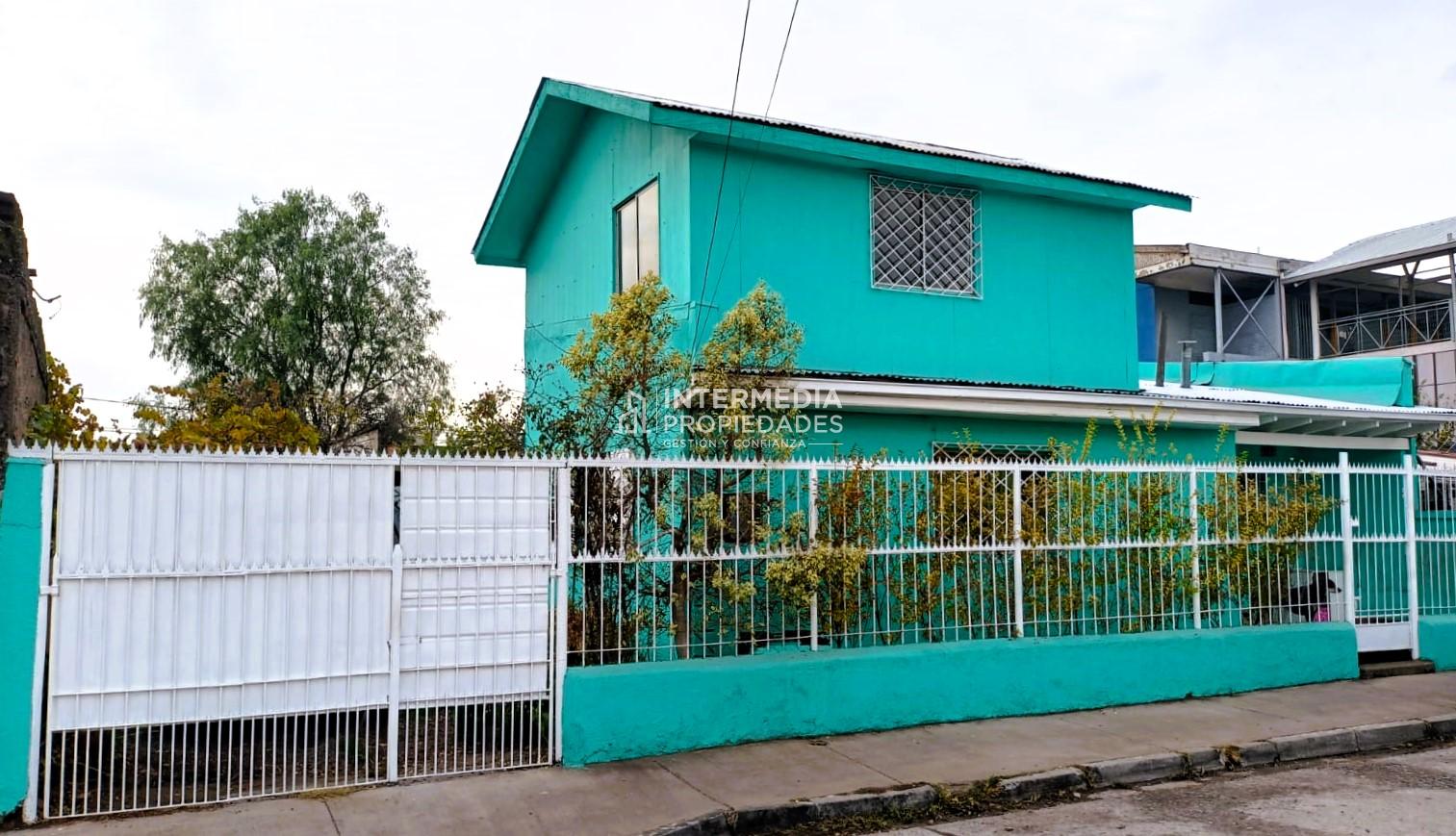 Gran casa de 2 pisos con patio grande y buena ubicación.   