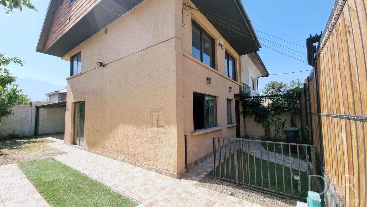 CASA EN VENTA DE 3 PISOS SECTOR PARQUE JUAN XXIII, ÑUÑOA