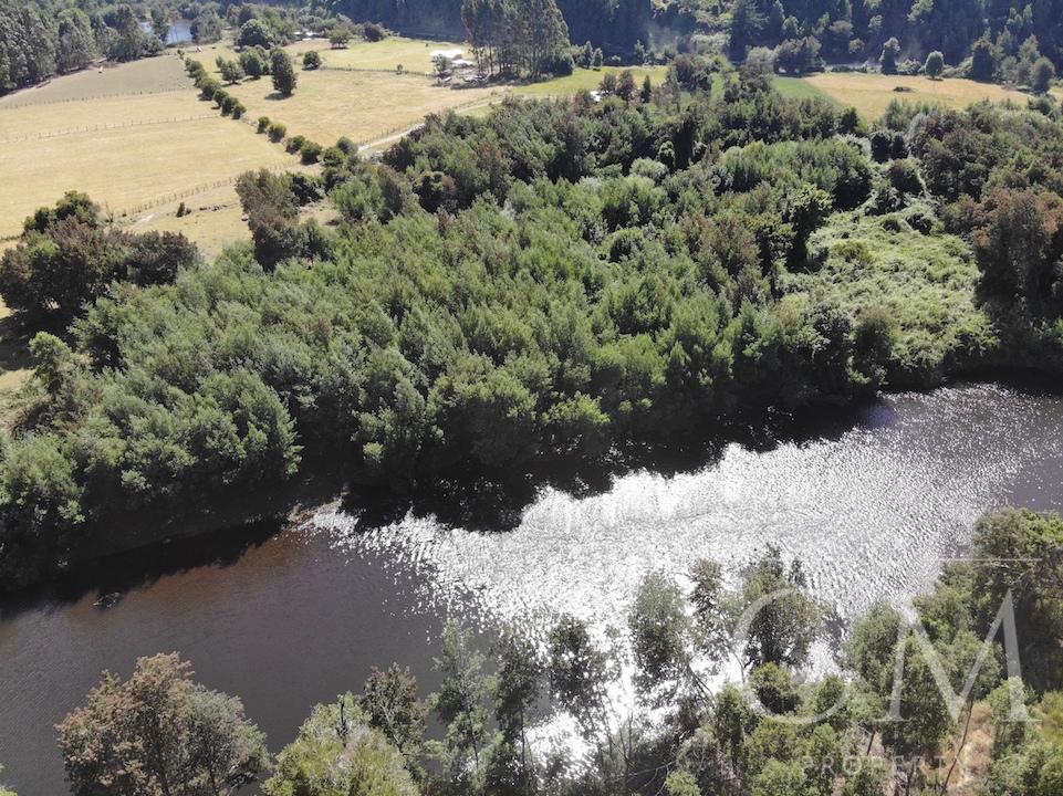 Terreno con orilla de Rio Cruces